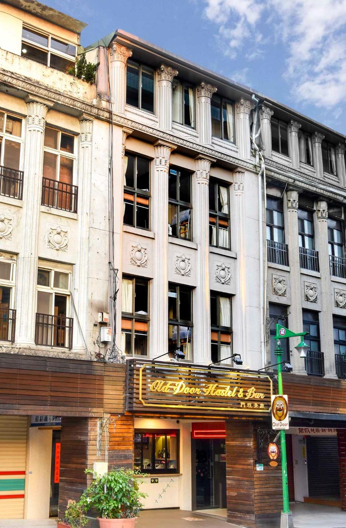 Old Door Hostel & Bar Тайпей Екстериор снимка