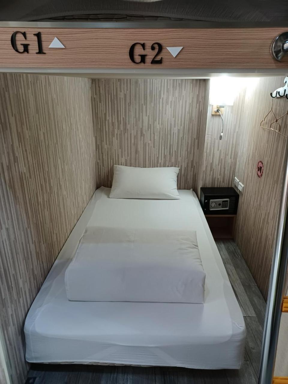 Old Door Hostel & Bar Тайпей Екстериор снимка