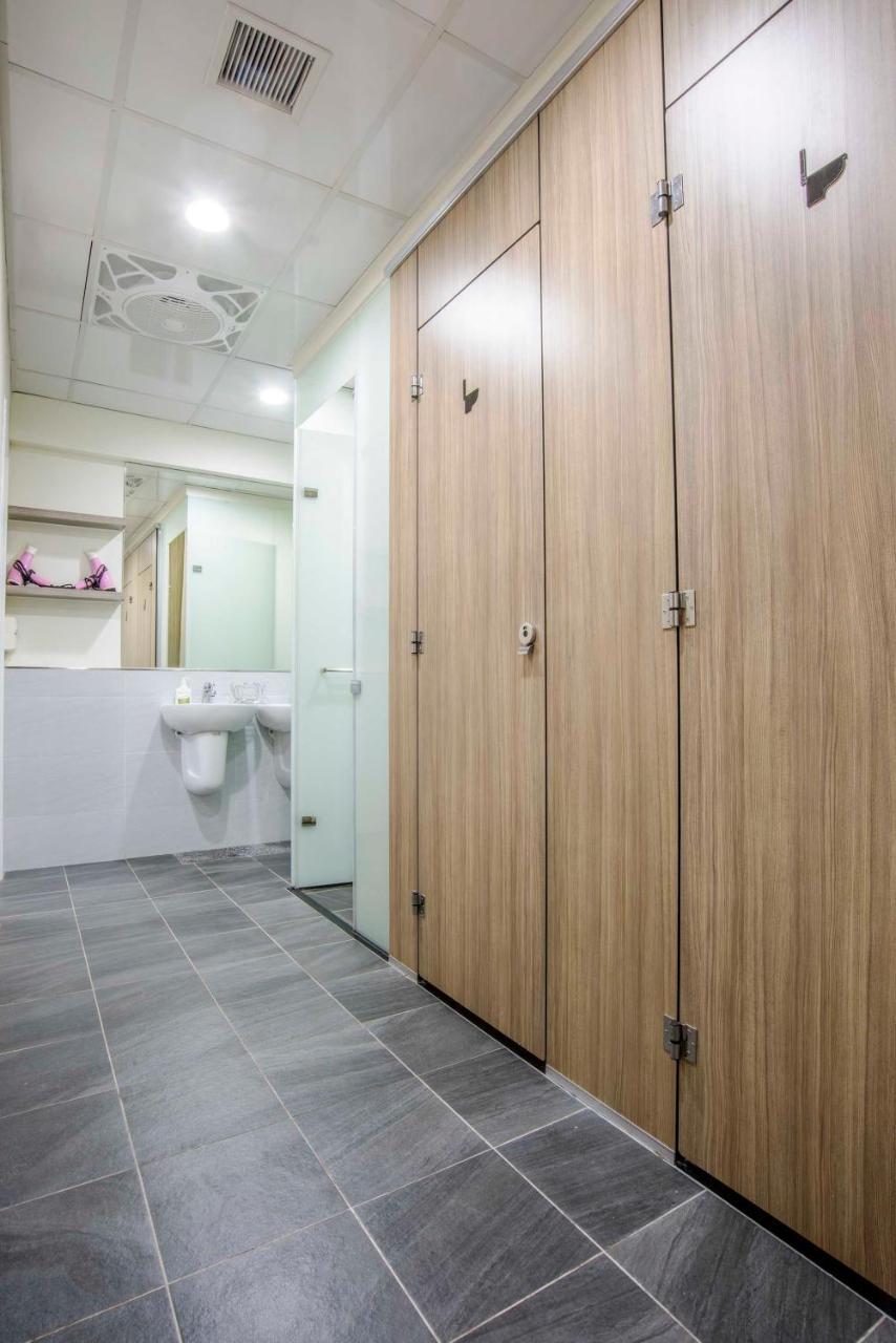 Old Door Hostel & Bar Тайпей Екстериор снимка