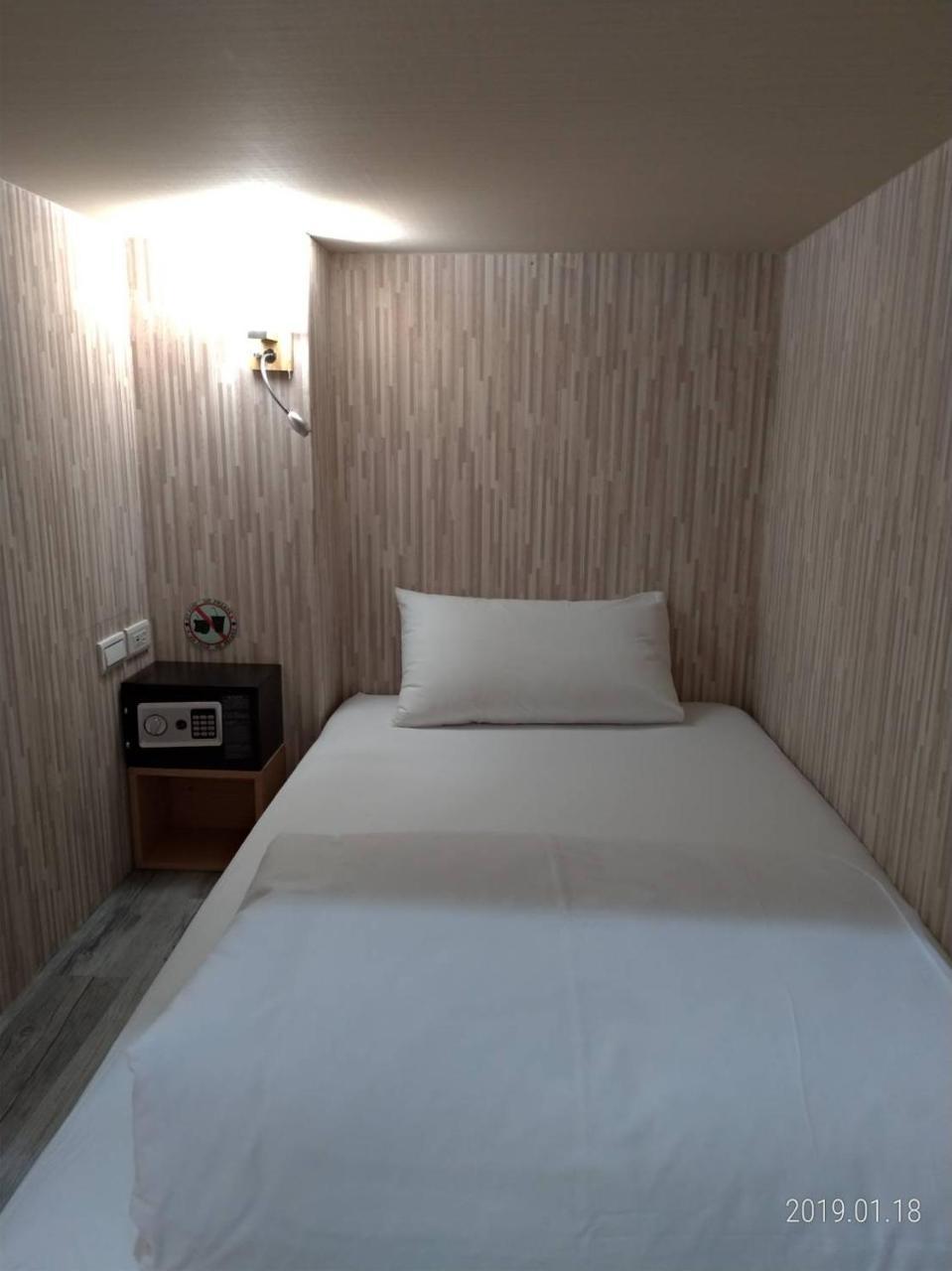 Old Door Hostel & Bar Тайпей Екстериор снимка