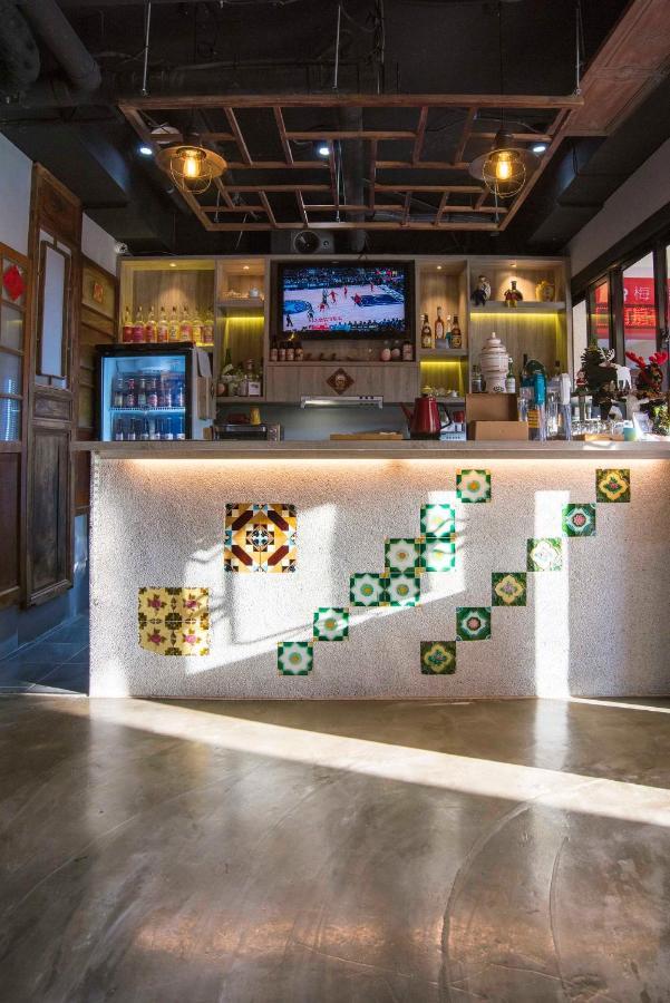 Old Door Hostel & Bar Тайпей Екстериор снимка